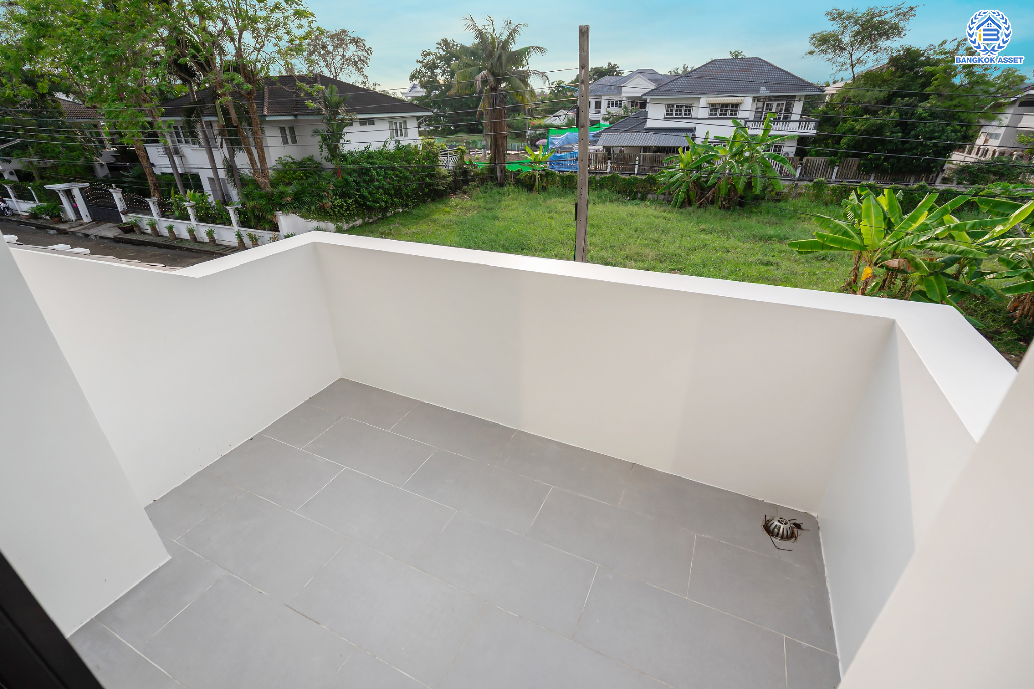 บ้านมือสองตกแต่งใหม่ ม.กฤษดานคร20 ปิ่นเกล้า-ติดถนนบรมราชชนนี เนื้อที่ 198 ตร.ว. บ้านเดี่ยวหลังใหญ่ ตกแต่งสุดหรูดีไซน์ยุโรป พร้อมฟังก์ชัน 4 ห้องนอน 4 ห้องน้ำ 1 ห้องแม่บ้าน จอดรถได้ 5 คัน บนทำเลเชื่อมต่อเมืองอย่างรวดเร็ว ใกล้ทางคู่ขนานลอยฟ้าบรมราชชนนี ทางด่วน "กาญจนาภิเษก" ม.มหิดล และเซ็นทรัลปิ่นเกล้า